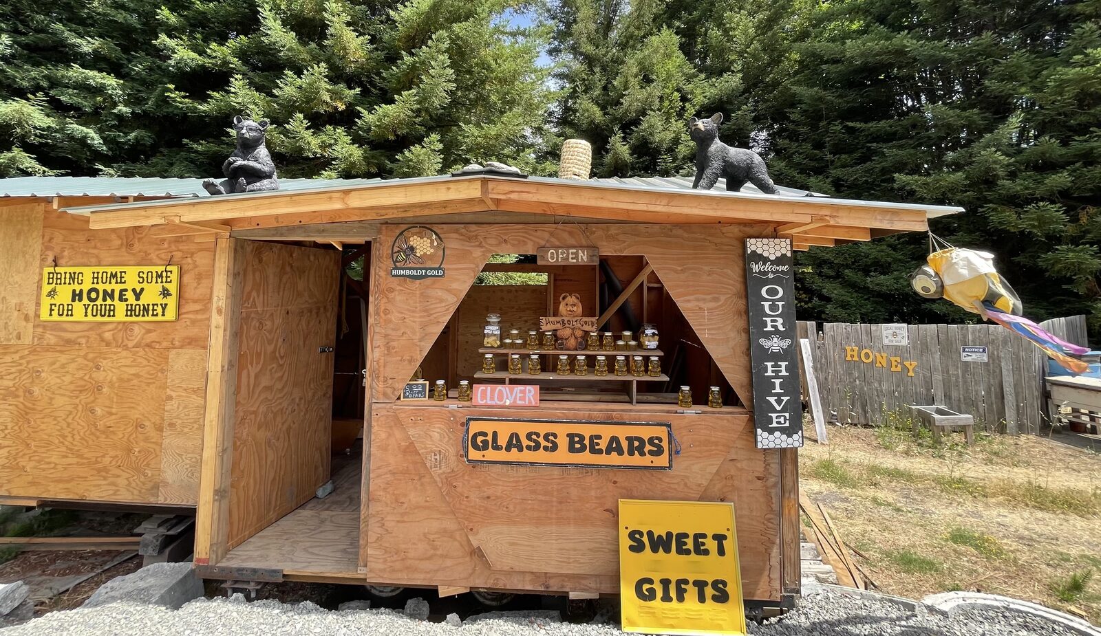 The finished Humboldt Gold stand with glass bears